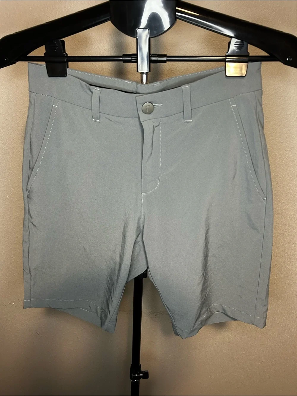 Men’s primo golf shorts great condition. Size 28